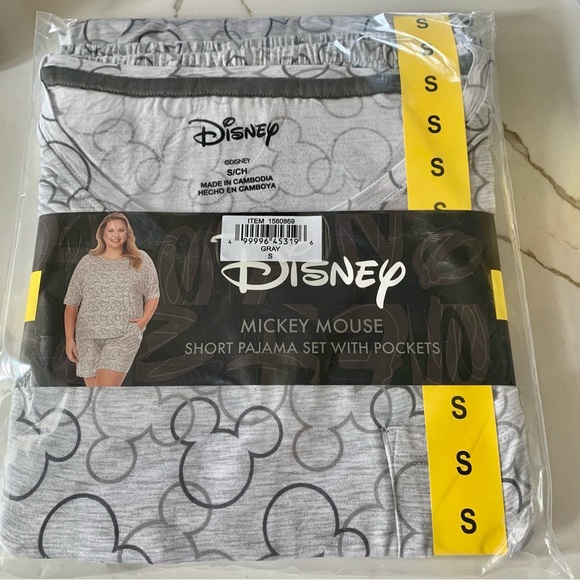 NWT Disney 2 Piece Top and Shorts Pajama Set PJs with Pockets Mickey Mouse - Picture 3 of 6